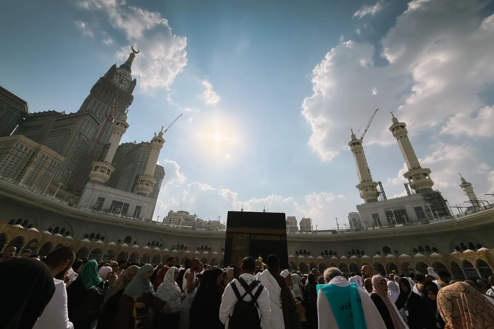 Kaabah di tengah Masjidil Haram bersama Menara Jam Makkah