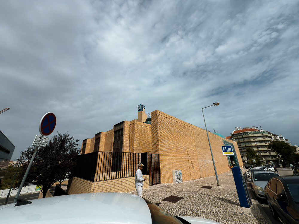 Bangunan Masjid Pusat Lisbon dilihat dari jalan di kawasan Praça de Espanha