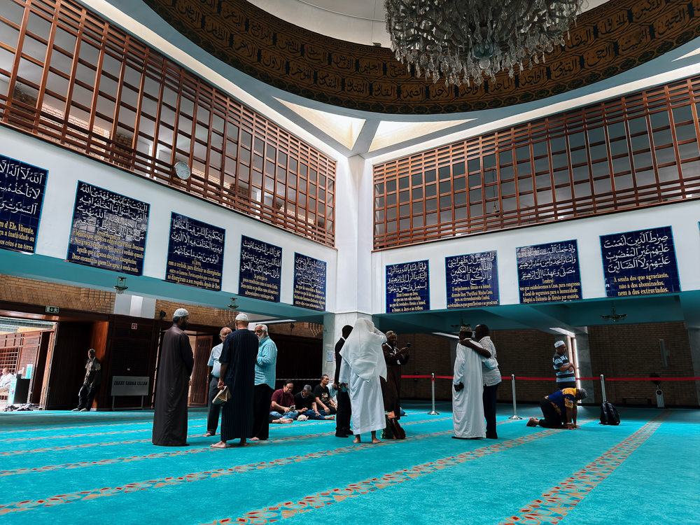 Dewan solat utama Masjid Pusat Lisbon dengan panel kaligrafi dan candelier