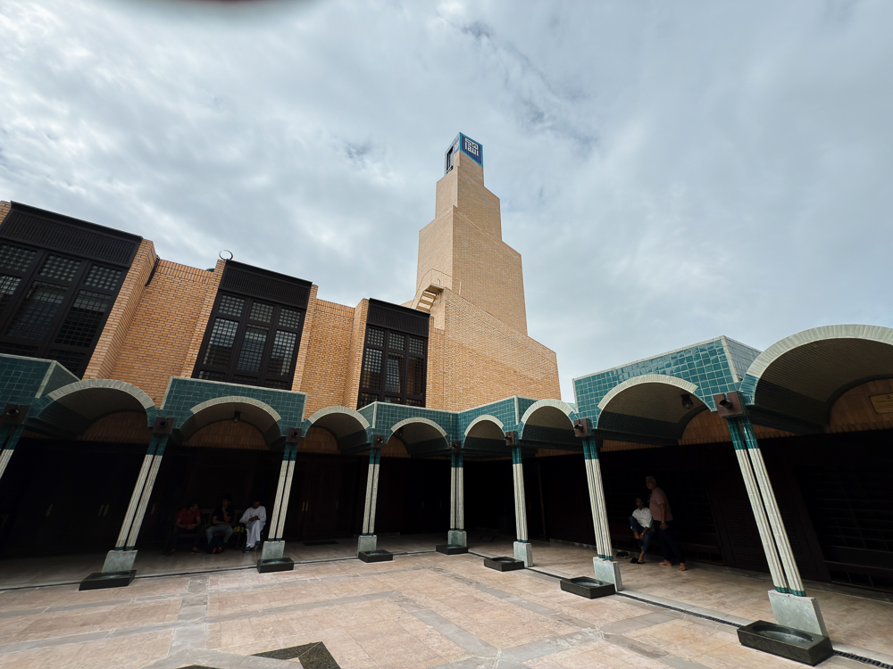 Masjid Pusat Lisbon, halaman berarked dan menara bata di bawah langit Lisbon