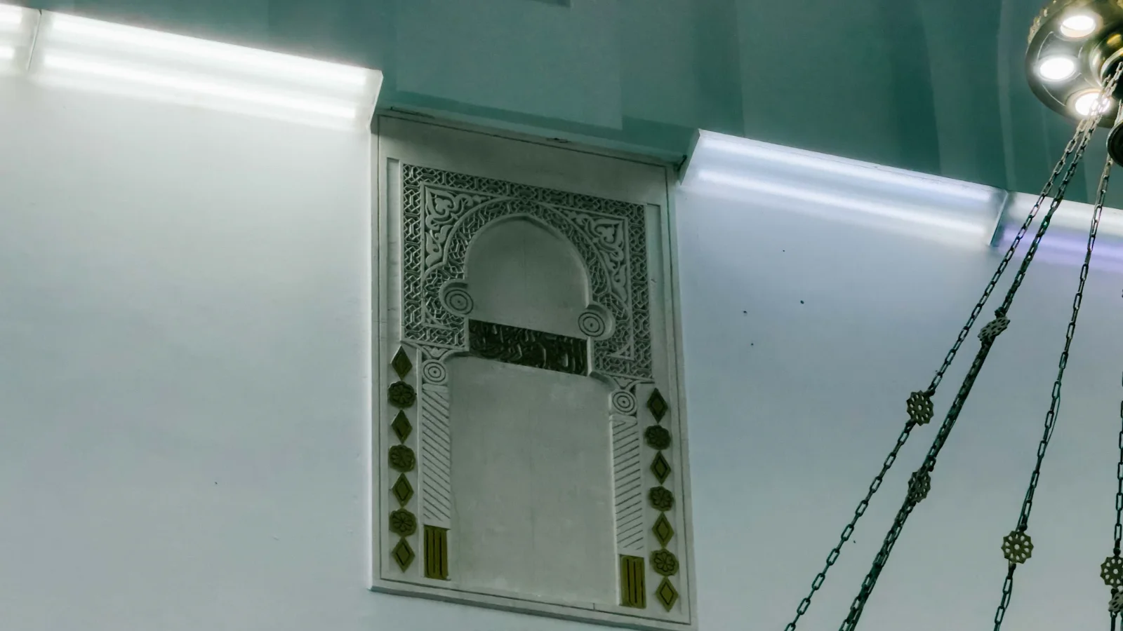 Ceruk berhias di ruang solat Masjid Qiblatain, Madinah