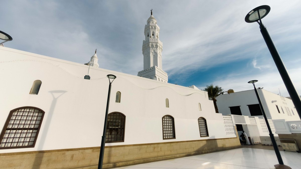 Dinding luar Masjid Qiblatain dan menara di halaman yang lapang