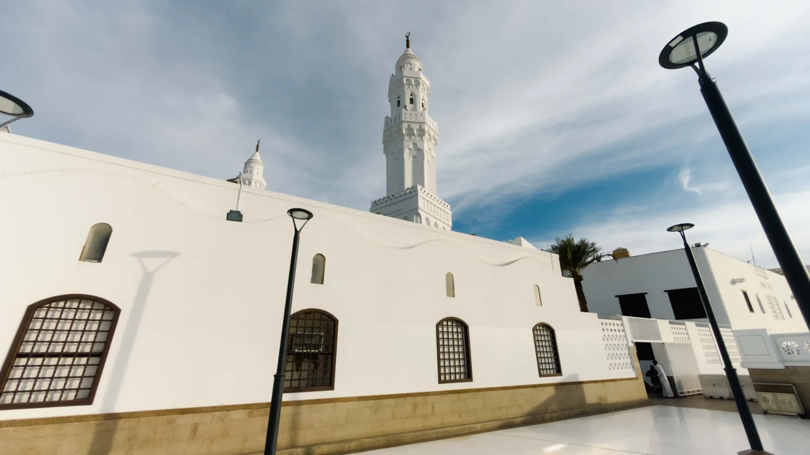 Dinding putih dan menara Masjid Qiblatain di Madinah