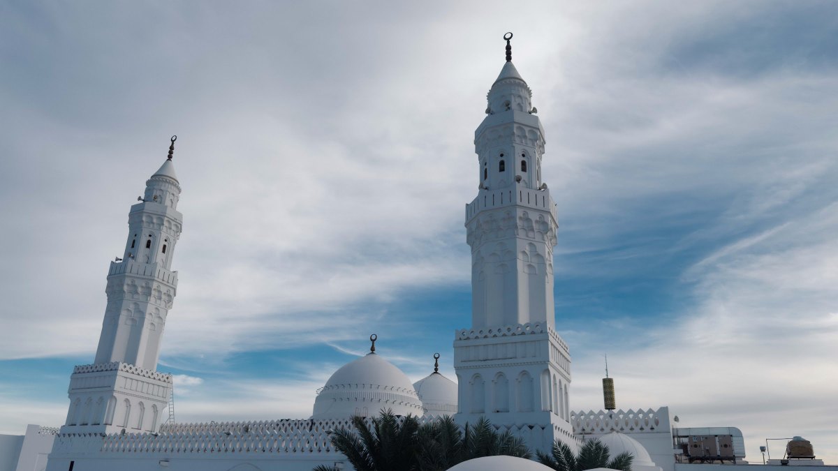 Masjid Qiblatain di Madinah dengan dua menara putih dan kubah