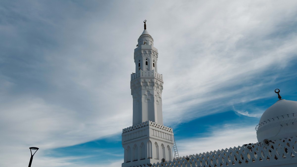 Menara putih dan kubah Masjid Qiblatain di bawah langit Madinah