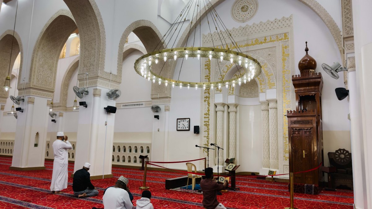 Mihrab Masjid Qiblatain yang menghadap Kaabah bersama mimbar kayu