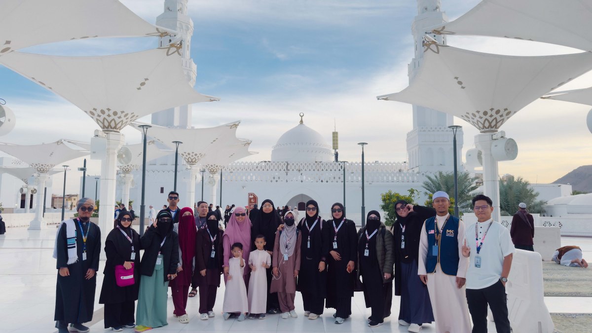 Rombongan jemaah MK Haramain di dataran Masjid Qiblatain