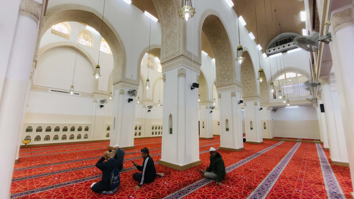 Barisan lengkungan dan tiang di ruang solat Masjid Qiblatain