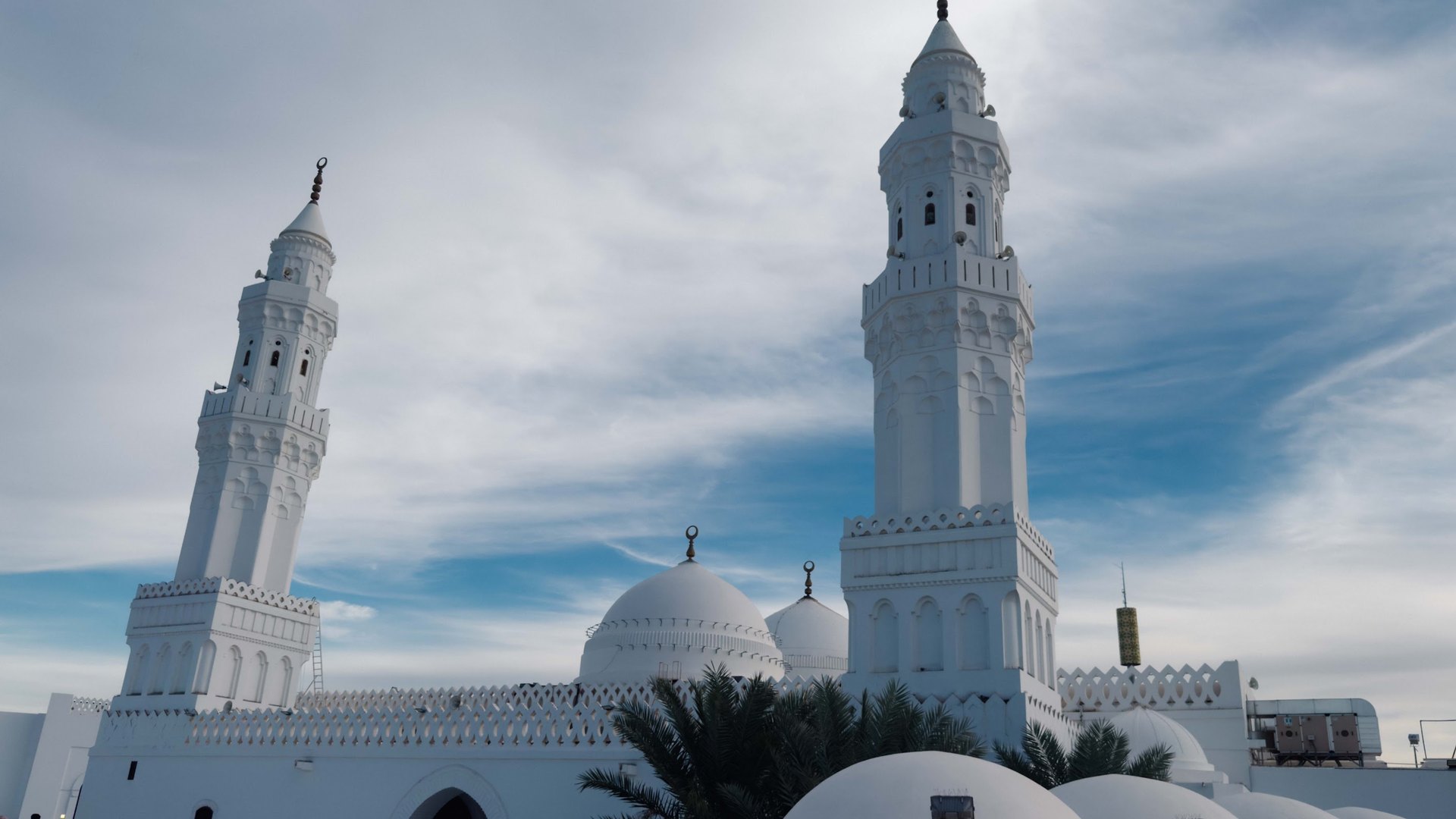 Menara dan kubah putih Masjid Quba di selatan Madinah, titik ketibaan Hijrah Rasulullah SAW