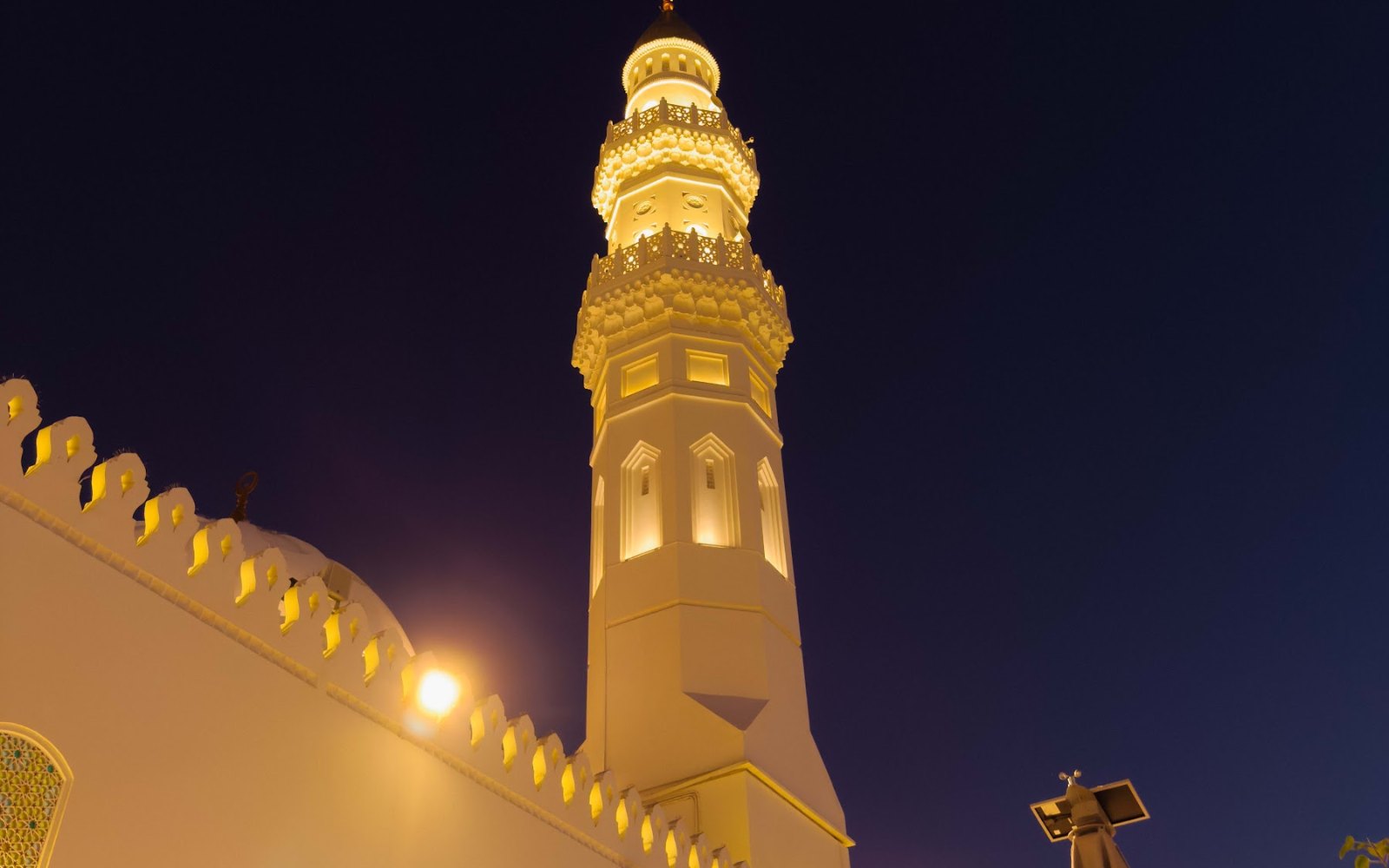Menara Masjid Quba bercahaya pada waktu malam