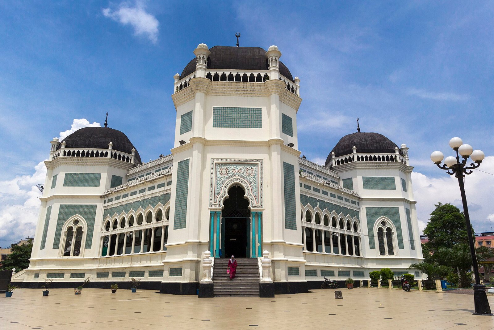 Masjid Raya Al-Mashun di Medan dengan kubah hitam