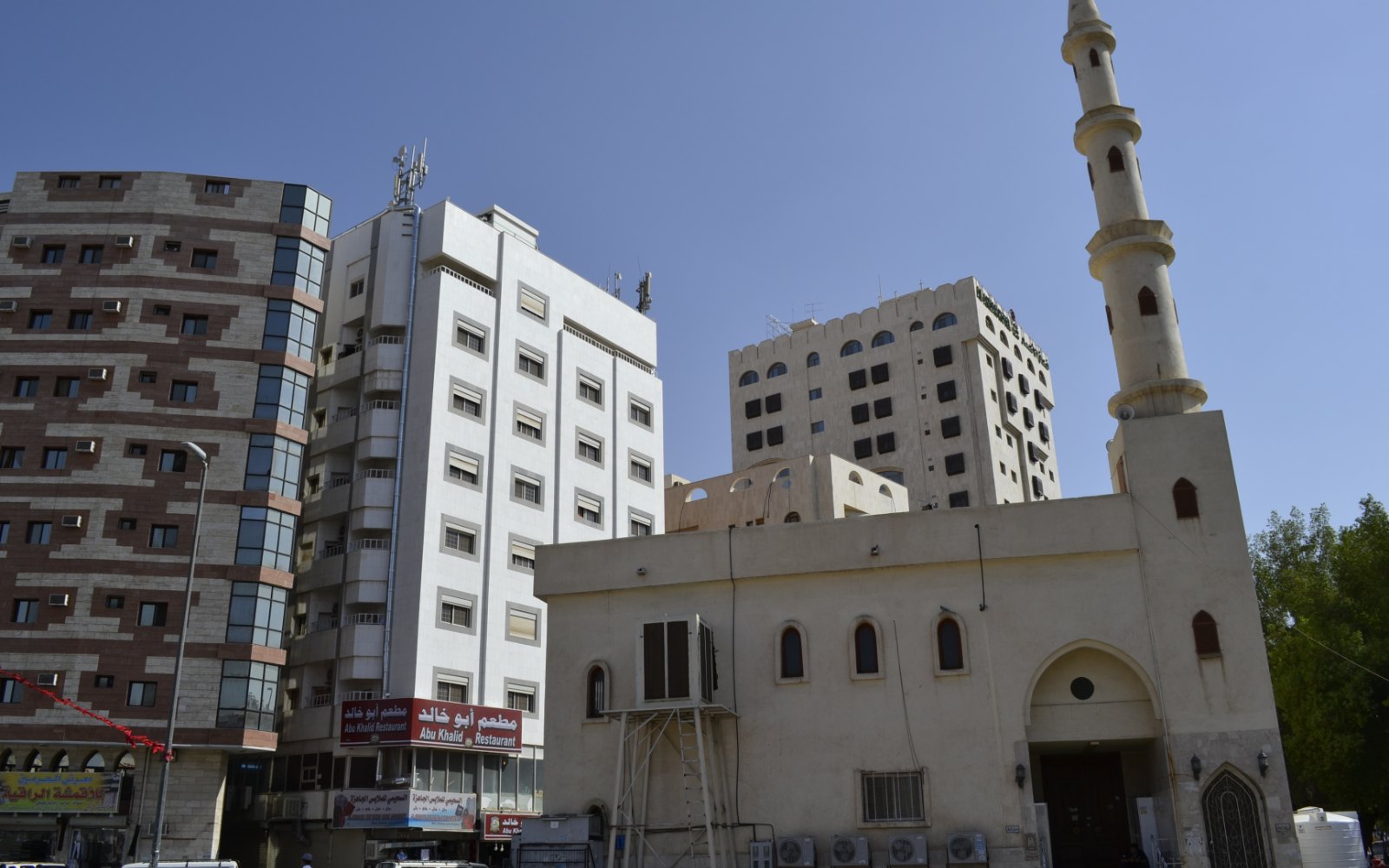 Masjid Sajdah atau Masjid Abu Dzar al-Ghifari dengan menara di sudut barat laut, utara Masjid Nabawi