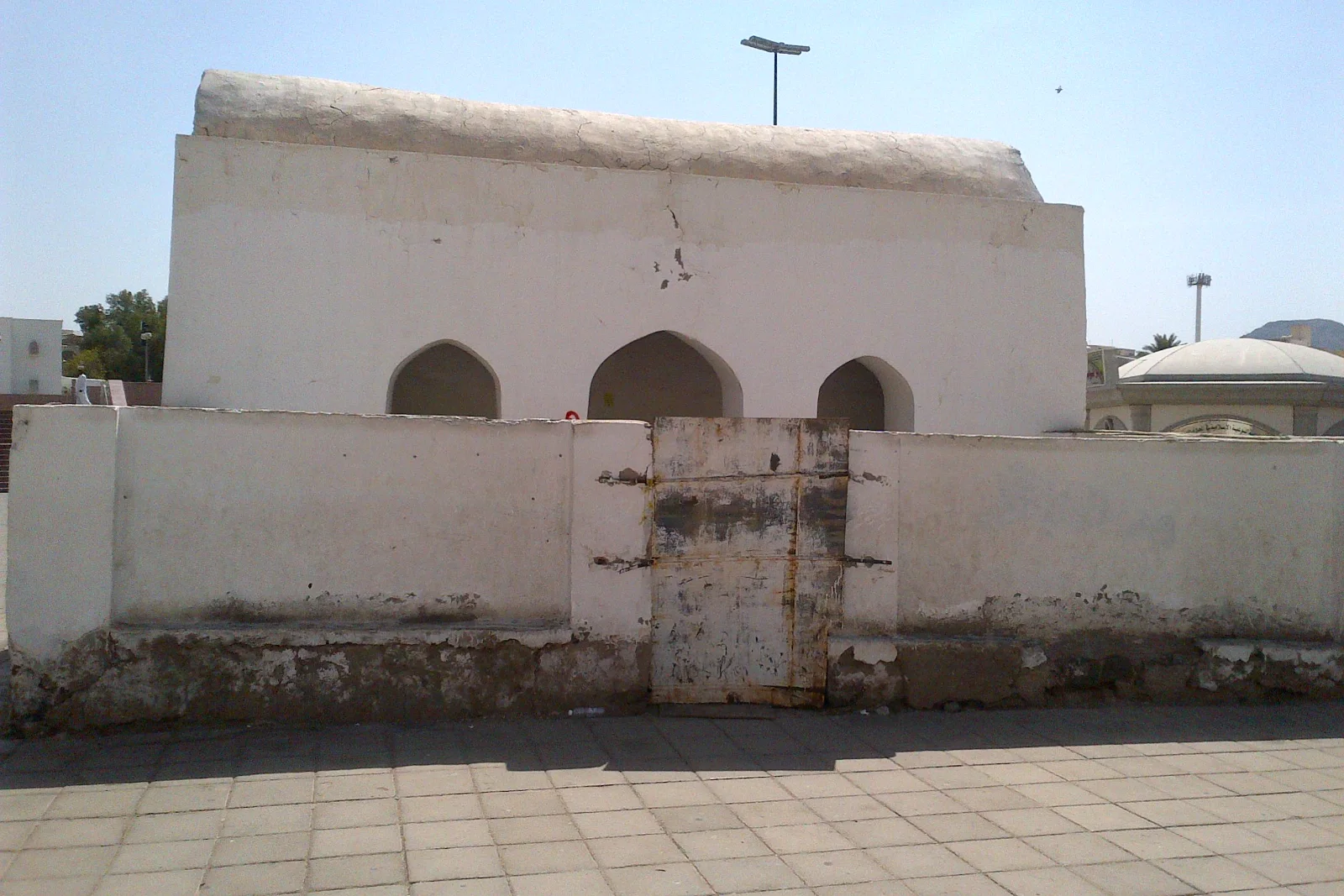 Masjid Salman al-Farisi pada tahun 2013 ketika dindingnya masih bersalut kapur putih