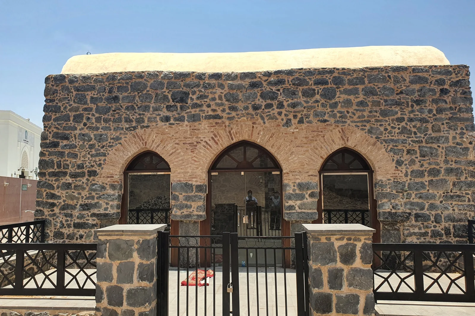 Masjid Salman al-Farisi di Madinah dengan dinding batu basalt dan tiga gerbang bata