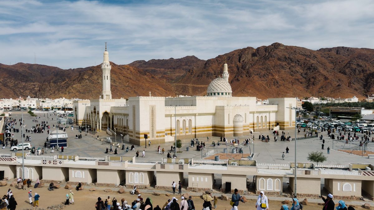 Masjid Sayyid al-Syuhada di hadapan Jabal Uhud, Madinah