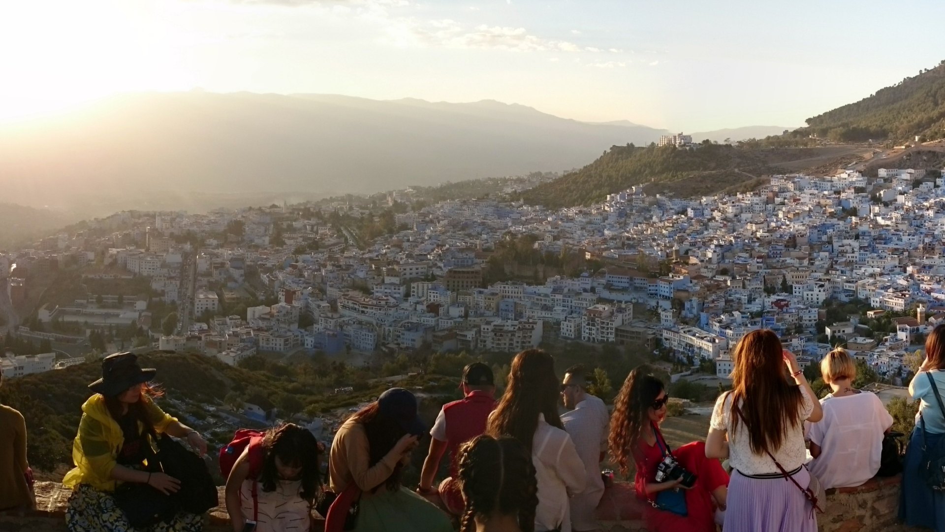 Pelawat menanti senja di Spanish Mosque dengan panorama kota biru Chefchaouen
