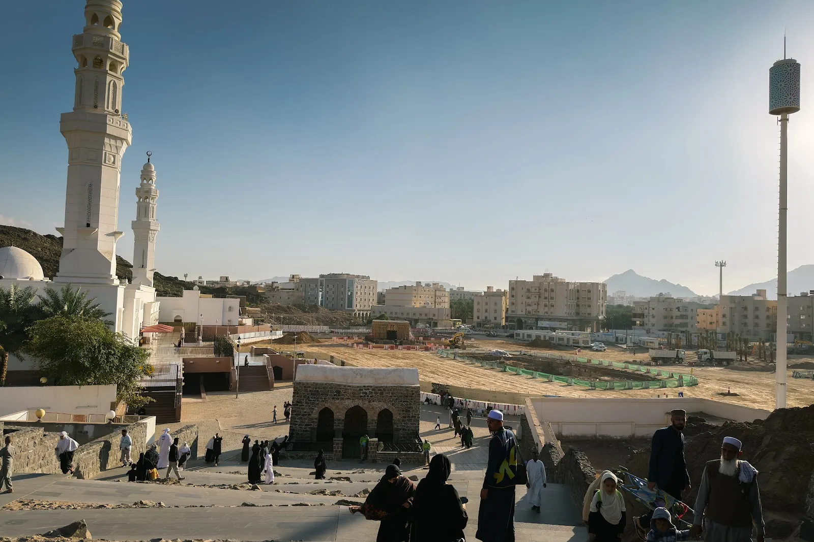 Pemandangan kawasan Masjid Tujuh dan kota Madinah dari atas bukit kecil di kaki Jabal Sala’