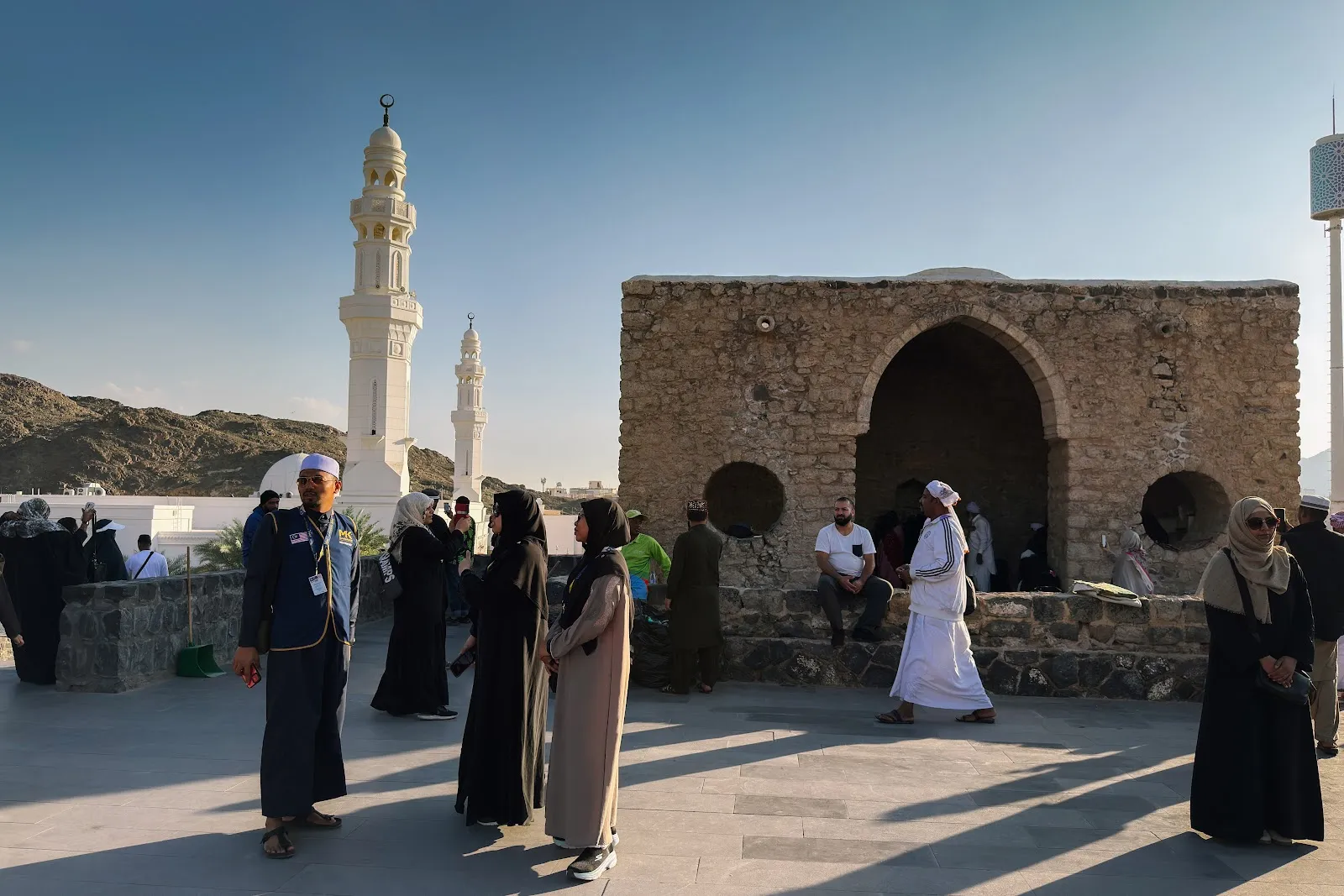 Masjid batu kawasan Masjid Tujuh dengan menara Masjid Khandaq di kaki Jabal Sala’