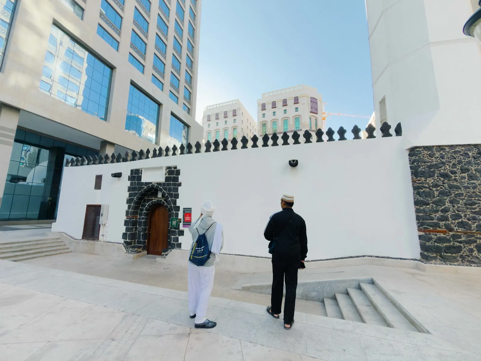 Masjid Umar bin al-Khattab berdinding putih di kawasan al-Musalla, Madinah