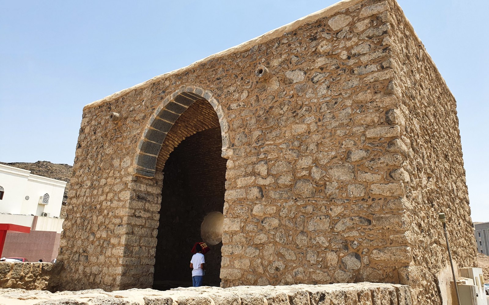 Bangunan batu Masjid Umar bin al-Khattab dengan gerbang melengkung di kawasan Masjid Tujuh, Madinah