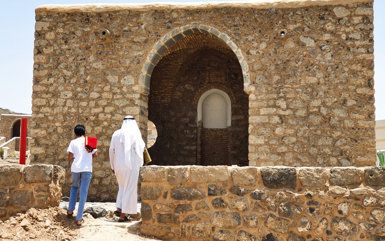 Gerbang melengkung dan serambi Masjid Umar bin al-Khattab di Madinah