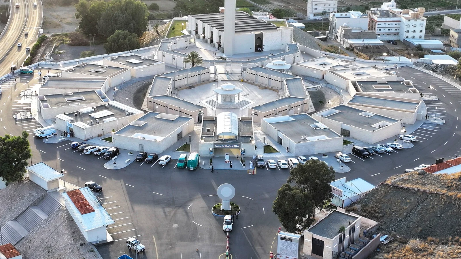 Menara dan dewan solat Masjid Wadi Mahram dengan bangunan kemudahan di sekeliling dataran
