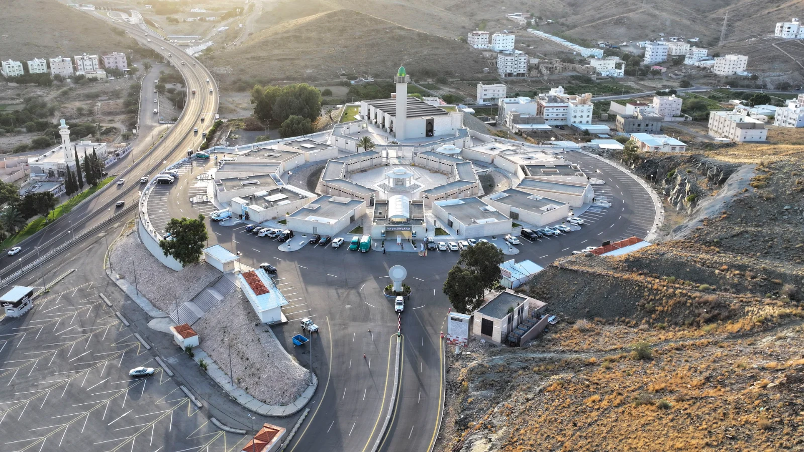 Pandangan udara kompleks Masjid Wadi Mahram di atas bukit Al-Hada, Taif