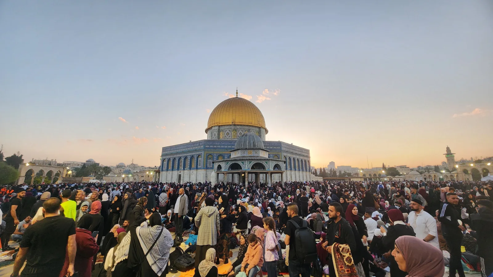 Kubah As-Sakhrah di tengah dataran Masjidil Aqsa dipenuhi jemaah