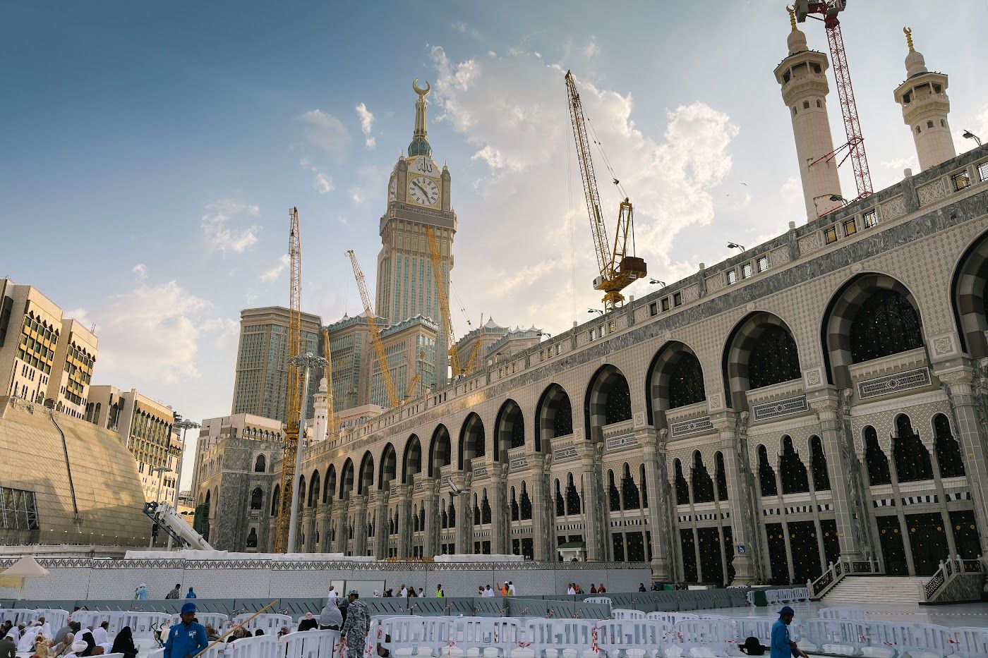 Masjidil Haram dengan hotel Menara Jam dan bangunan sekitarnya