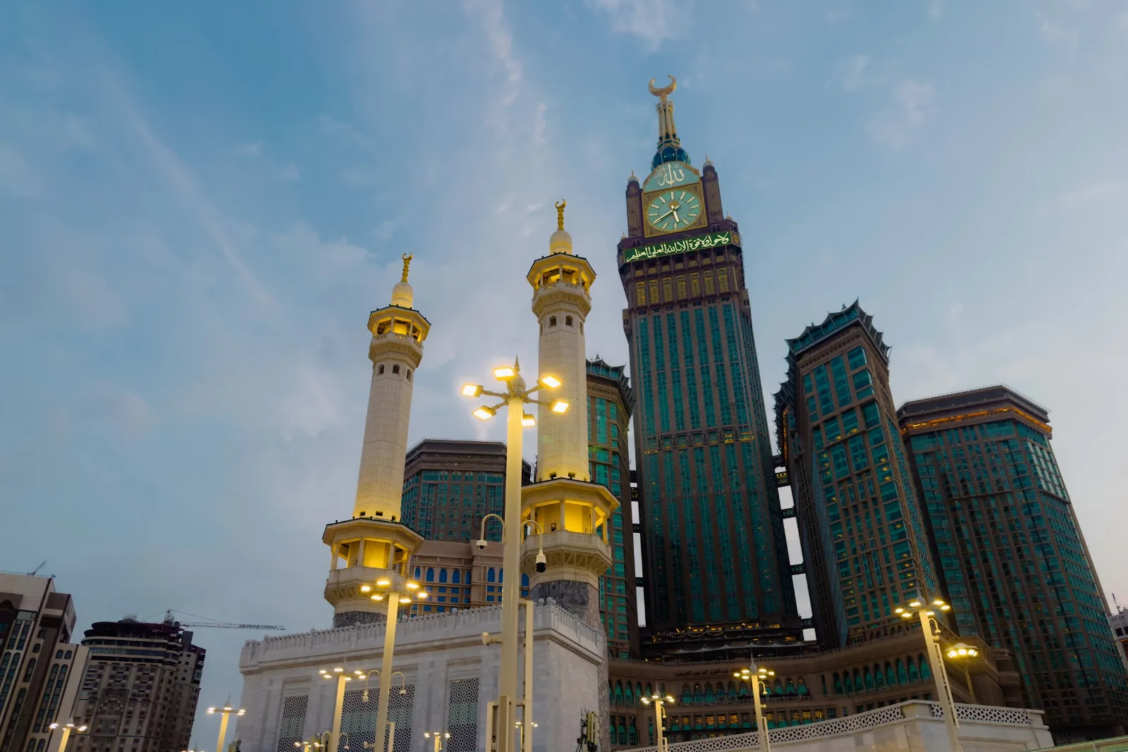 Menara Masjidil Haram dan Menara Jam Makkah ketika senja