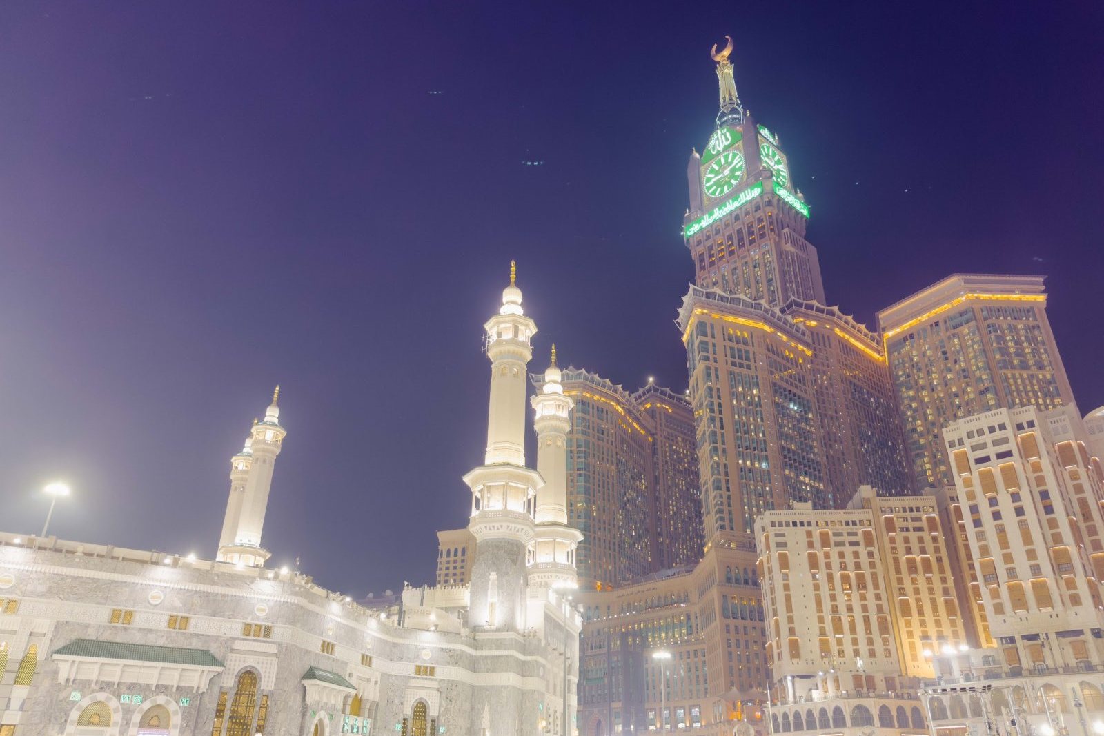 Masjidil Haram dan Menara Jam pada waktu malam, Makkah