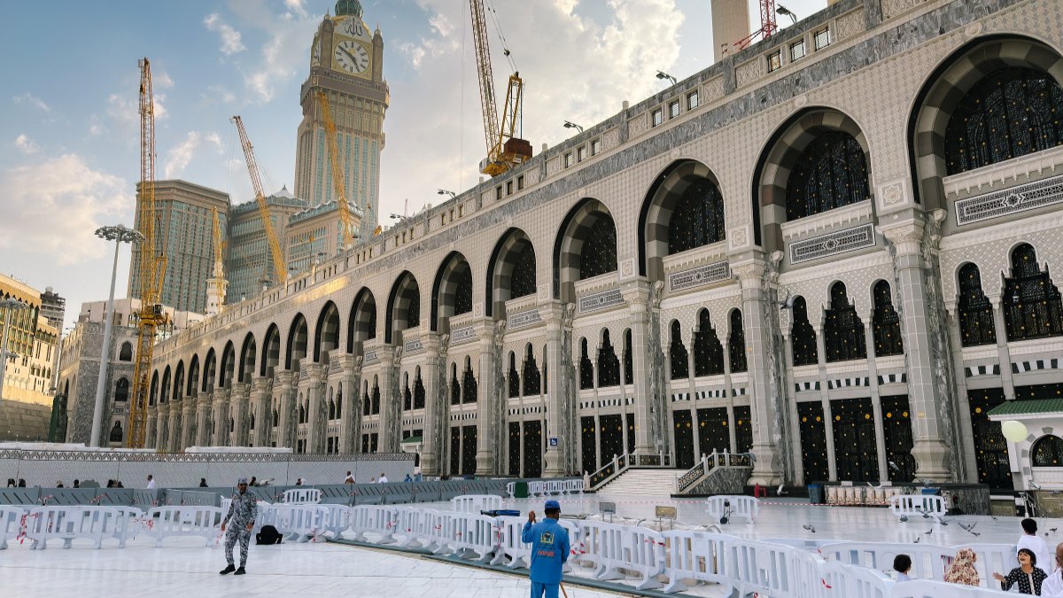 Serambi lengkung Masjidil Haram dengan menara jam Abraj Al-Bait