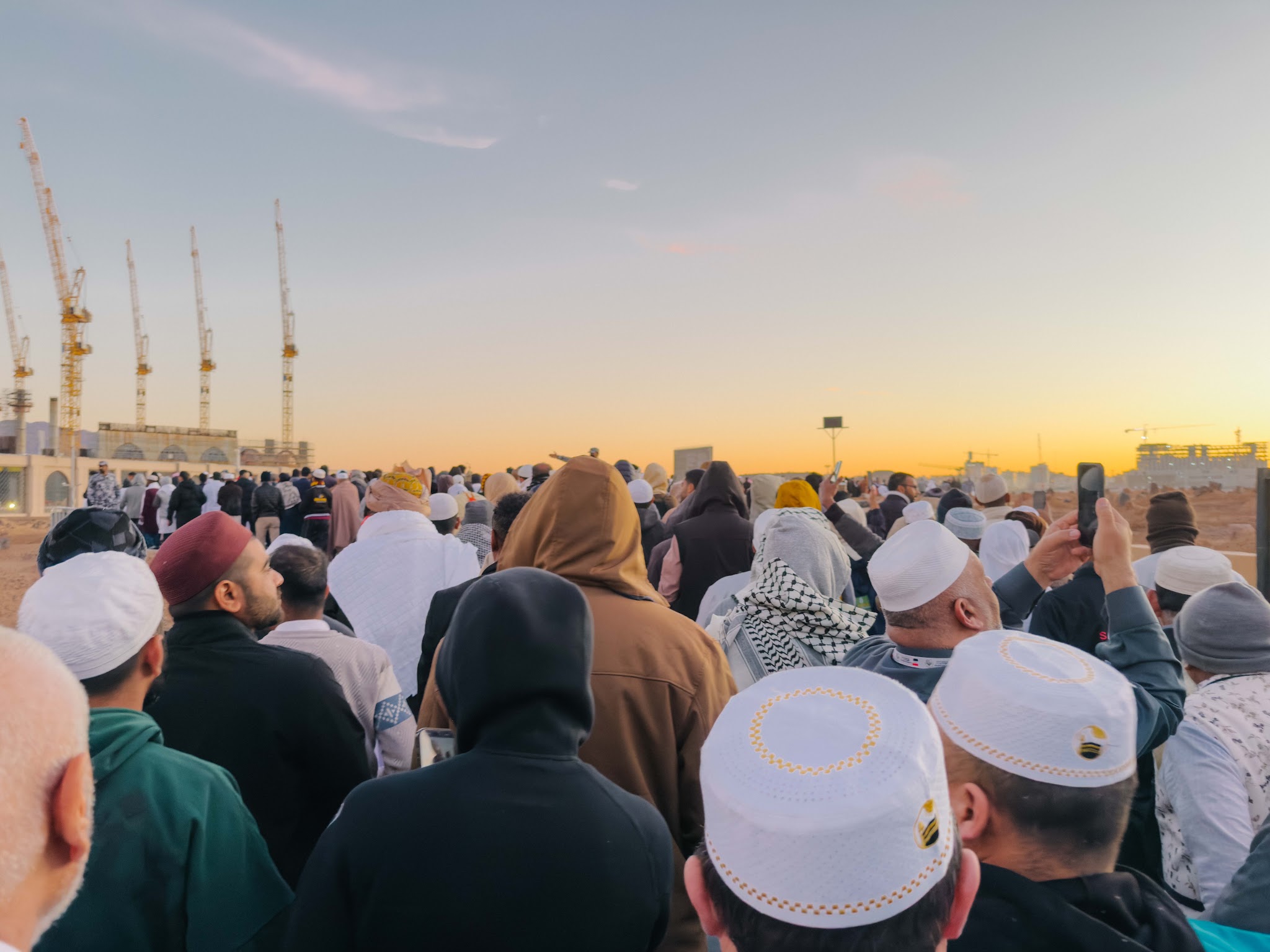 Masuk Raudhah, jemaah berhimpun di dataran Masjid Nabawi waktu senja