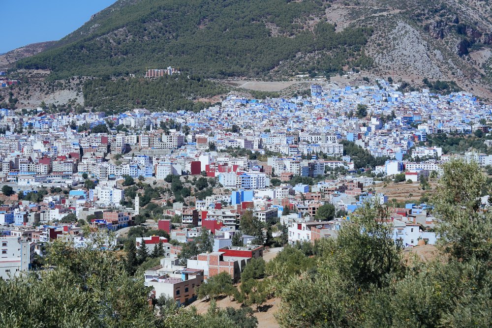 Medina Chefchaouen dengan rumah biru dan putih di lereng Banjaran Rif