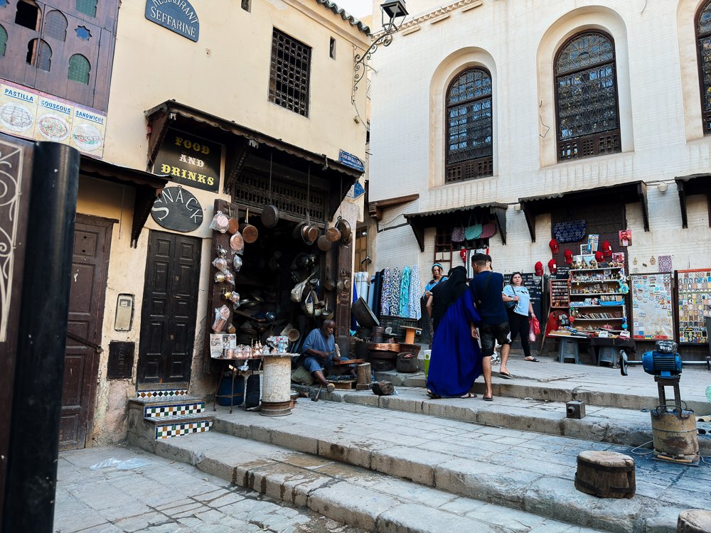 Kedai tembaga dan anak tangga batu di sekitar Place Seffarine, Medina of Fez