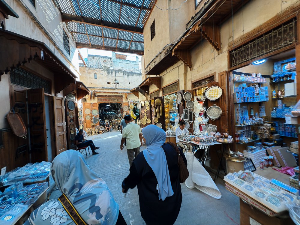 Souk medina Fez dengan kedai seramik biru dan barangan kraf