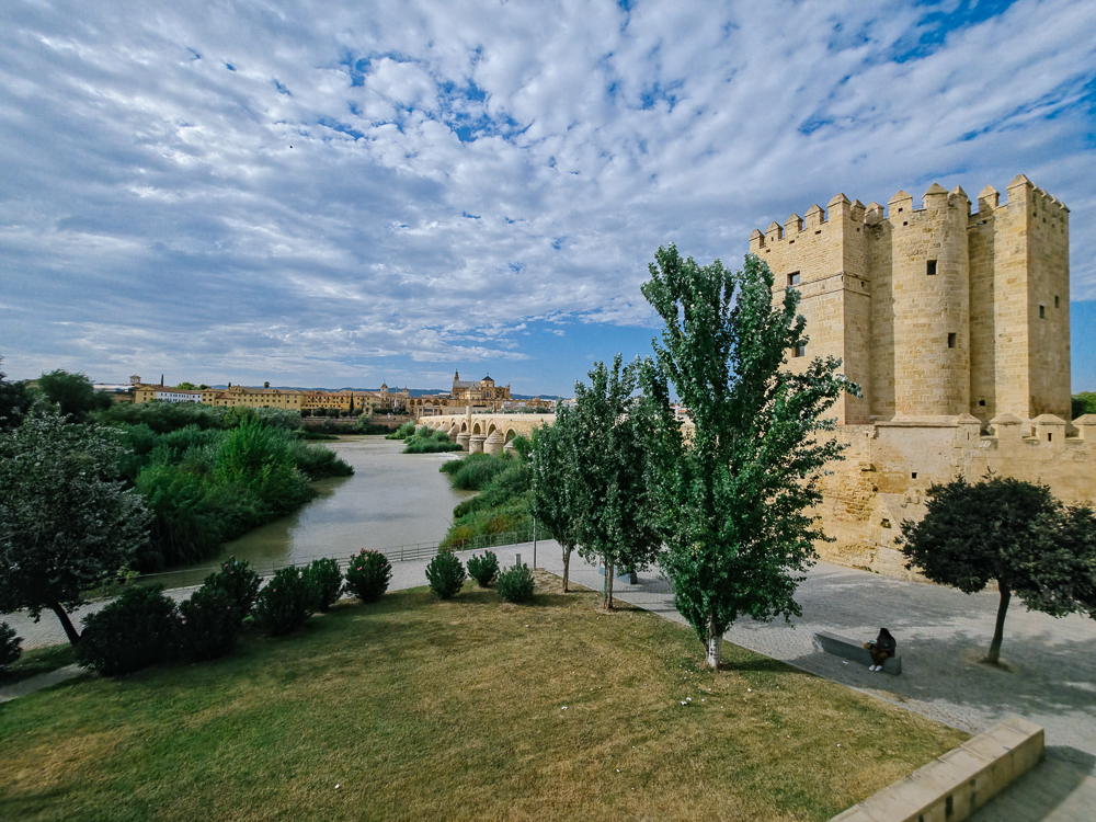 Menara Calahorra Córdoba di tebing selatan Sungai Guadalquivir