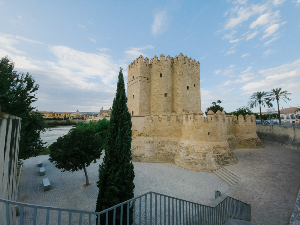 Menara Calahorra dengan pokok cypress di tebing Sungai Guadalquivir