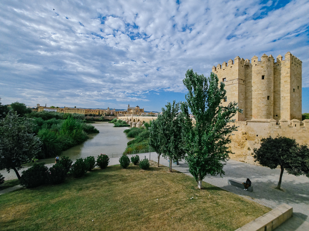 Menara Calahorra dilihat dari Jambatan Rom dengan Sungai Guadalquivir
