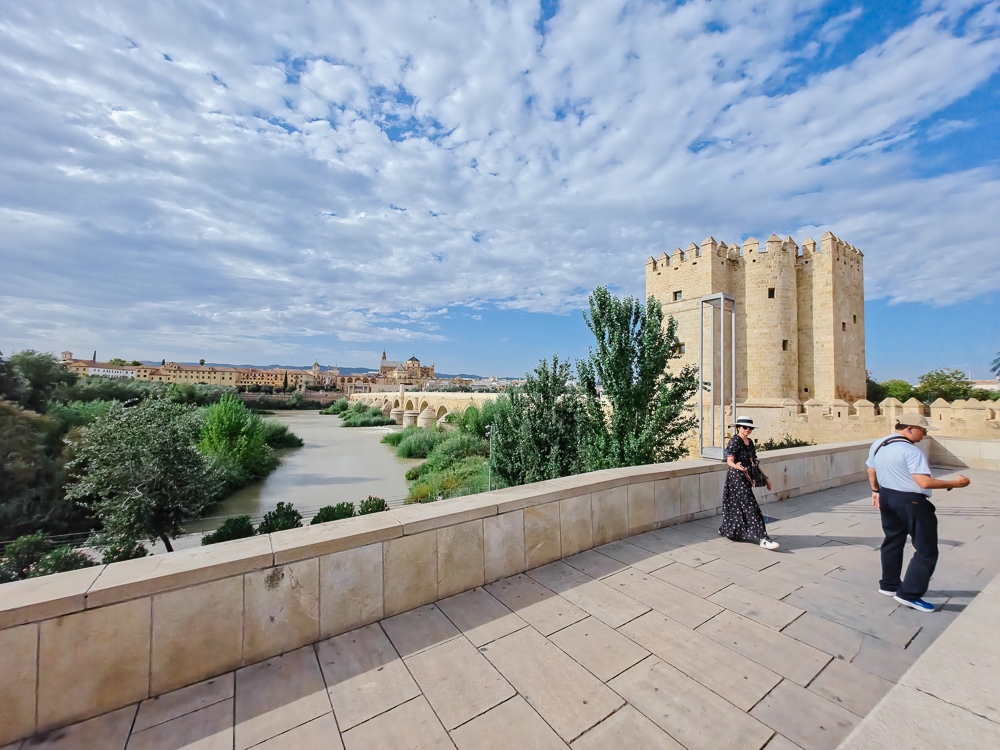 Menara Calahorra dilihat dari tengah Jambatan Rom Córdoba