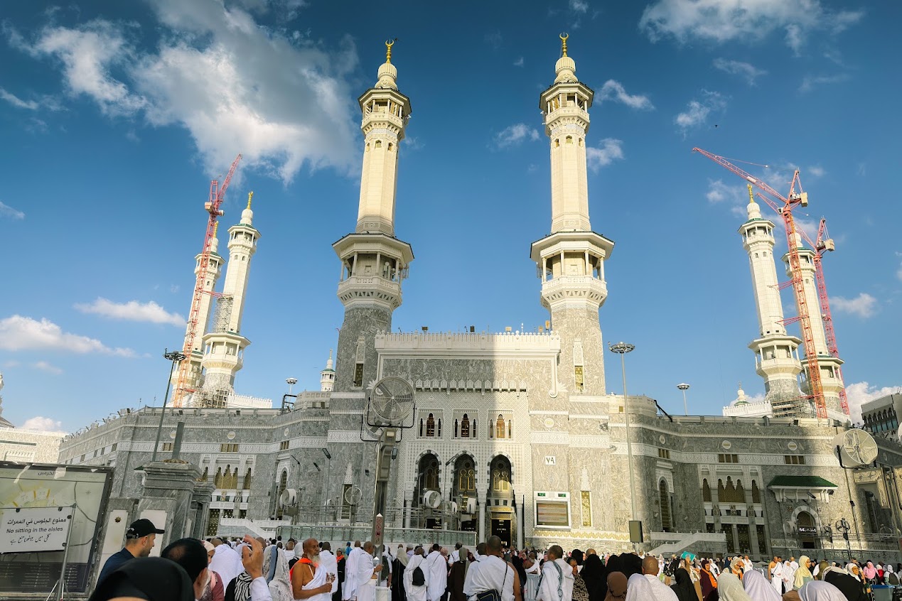 Menara dan dataran luar Masjidil Haram