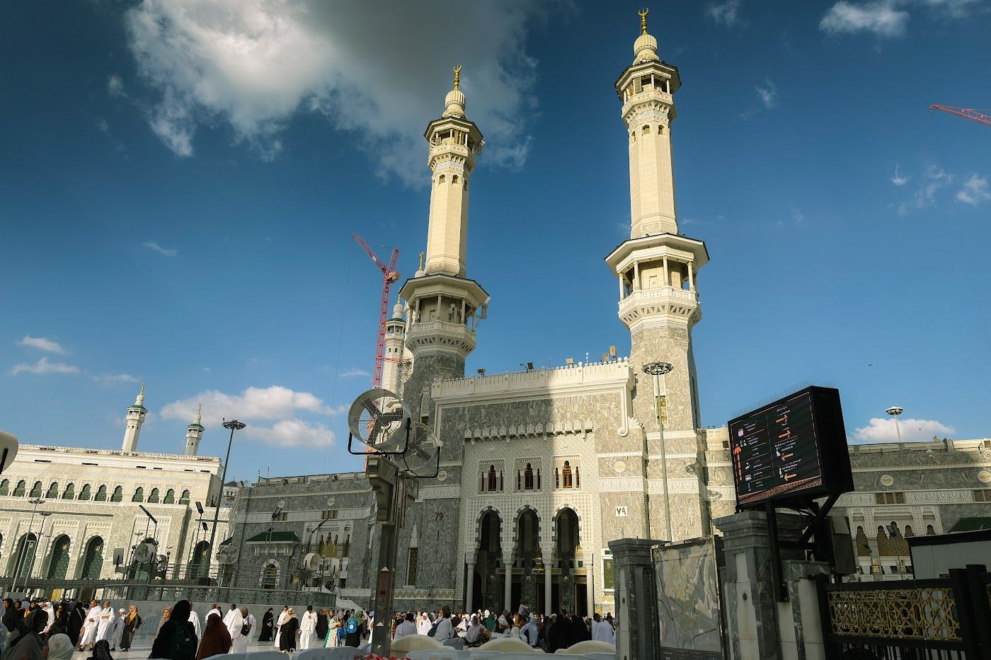 Menara dan pintu masuk Masjidil Haram