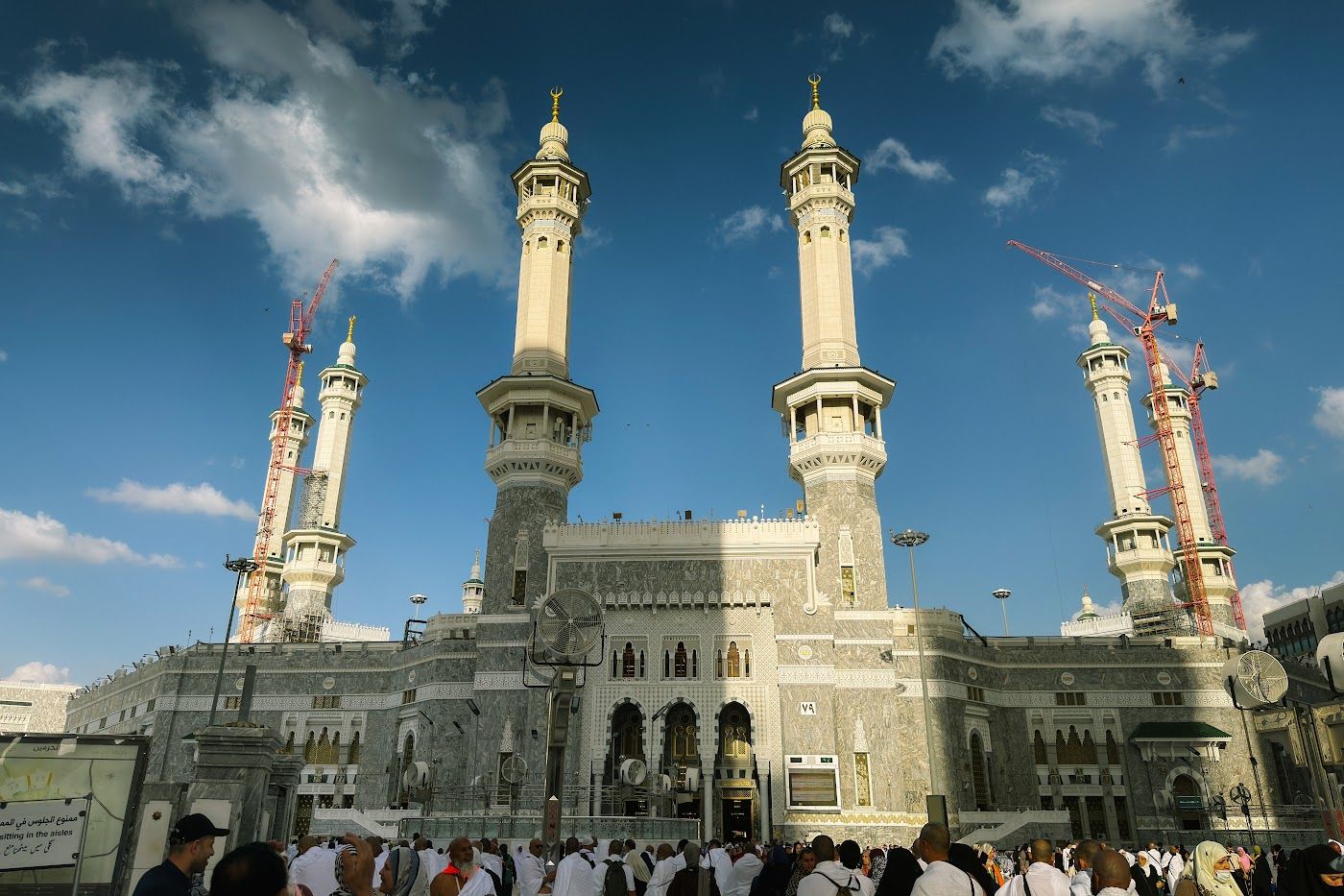Menara dan pintu utama Masjidil Haram