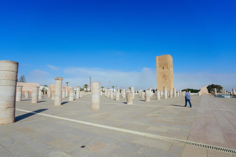 Menara Hassan dan tiang masjid yang tidak siap di Rabat