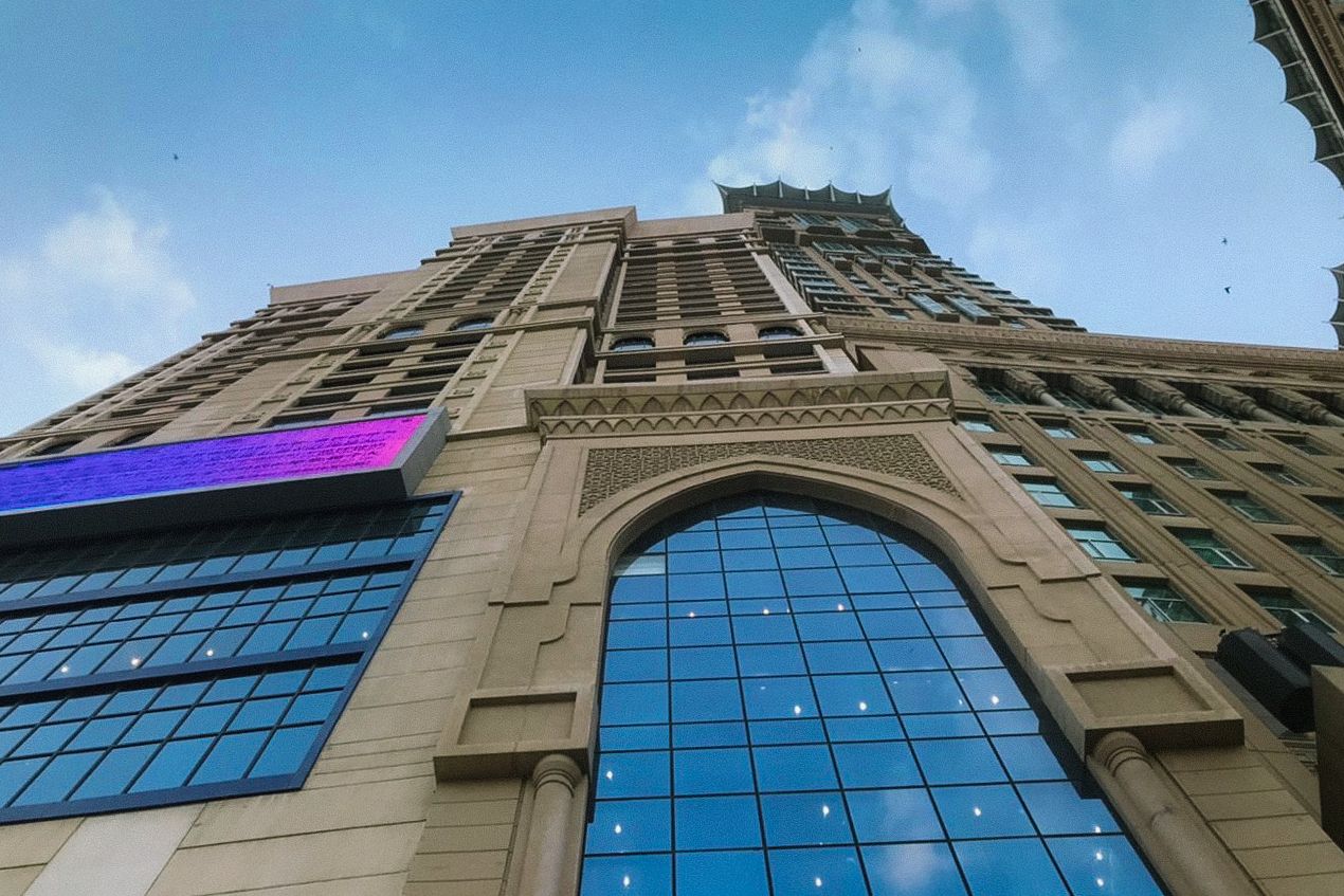 Menara hotel di kompleks Abraj Al Bait berhampiran Masjidil Haram