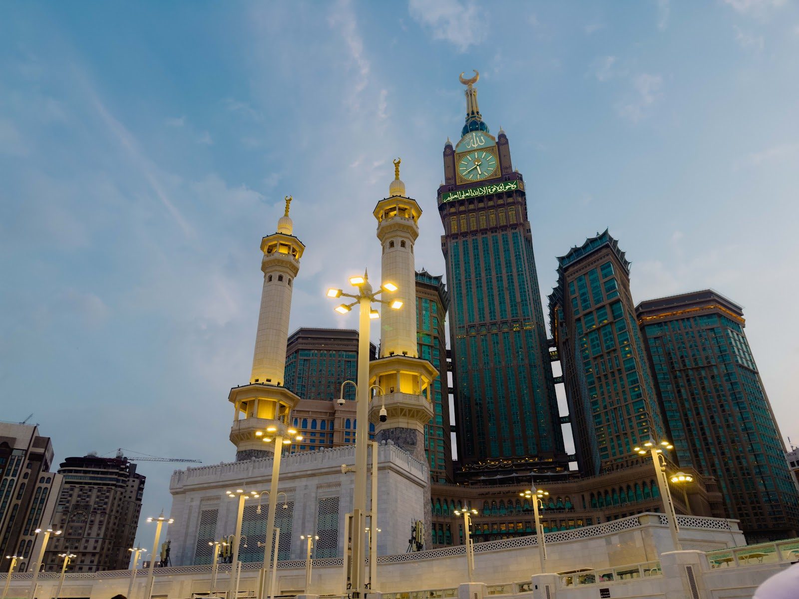 Menara Jam dan menara Pintu Raja Abdulaziz di Masjidil Haram
