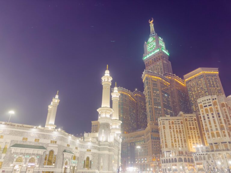 Menara Jam dan Masjidil Haram pada waktu malam