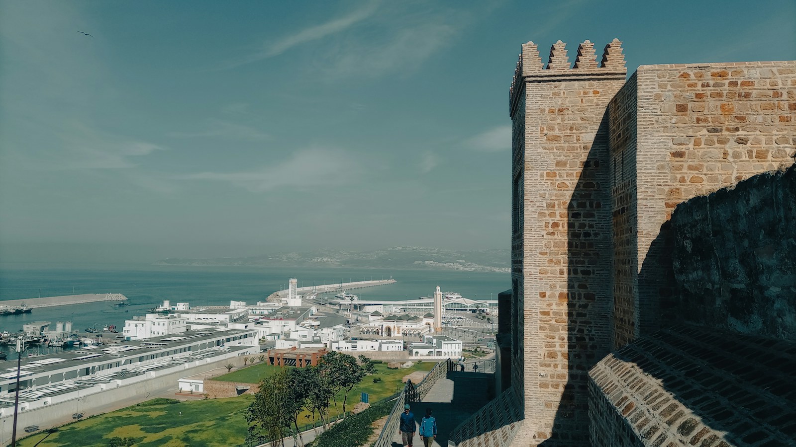 Menara tembok Kasbah Tangier menghadap Selat Gibraltar