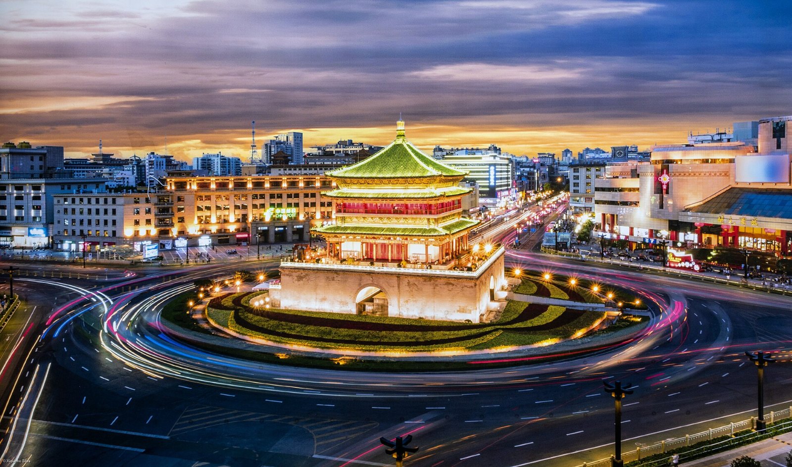 Menara Loceng Xi'an pada waktu malam