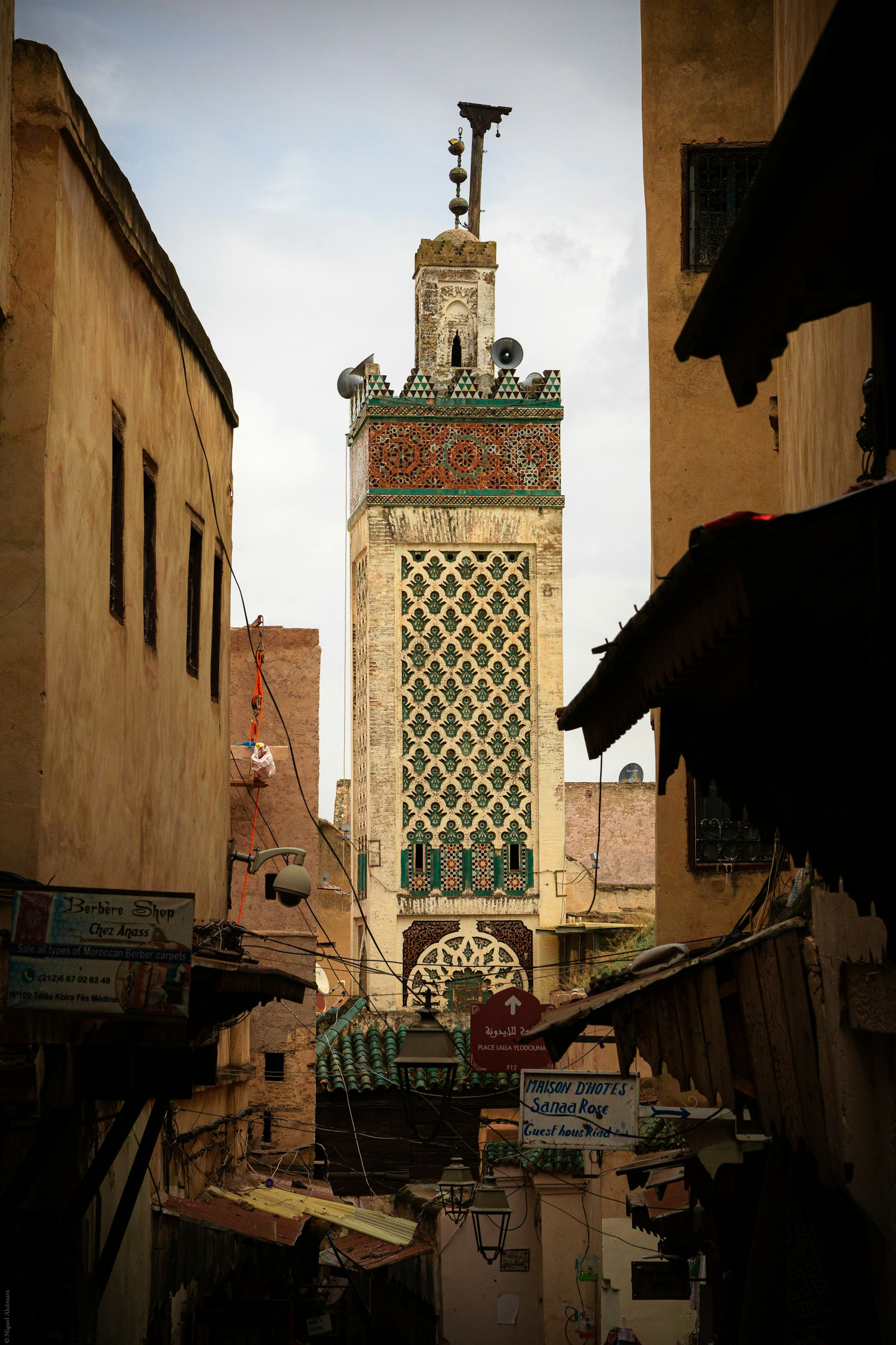 Menara masjid berjubin hijau di tengah medina Fes